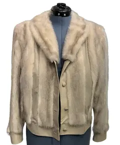 Foto de um(a) Jaqueta Vintage Creme em Couro e Pele, da categoria de Casacos. Jaqueta vintage em couro creme e pele legítima, confeccionada em ateliê/peleteria, possui fechamento frontal por botões,... Vendido no marketplace Trésors.