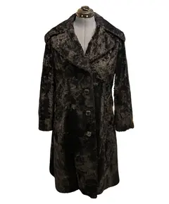 Foto de um(a) Casaco Vintage Pelo Preto, da categoria de Casacos. casaco vintage, possivelmente pelo sintético, na cor preto, botões quadrados e grande gola Veste M Medidas:Ombros 42cmBusto... Vendido no marketplace Trésors.