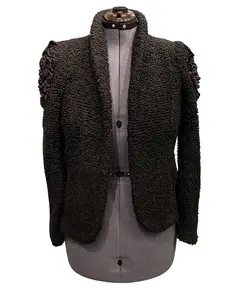 Foto de um(a) Casaqueto Vintage em Tecido Bouclé, da categoria de Casacos. Casaqueto vintage, Stravaganza Porto Alegre, em tecido boucle, lindos detalhes franzidos nos ombros, a modelagem do casaco... Vendido no marketplace Trésors.
