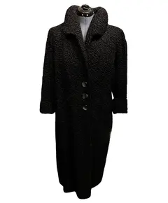 Foto de um(a) Casaco Vintage Bouclé Alongado Preto, da categoria de Casacos. Lindíssimo casaco vintage, tecido bouclé, bolsos frontais, 3 grandes botões para fechamento, grande gola, forrado, punhos... Vendido no marketplace Trésors.