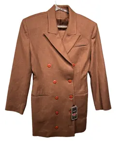 Foto de um(a) Conjunto Tailleur Vintage 100% Lã, da categoria de Casacos. Conjunto tailleur vintage, CGC, Walkyria Spinelli, 100% lã, na cor caramelo escuro, blazer lindíssimo alongado, acinturado,... Vendido no marketplace Trésors.