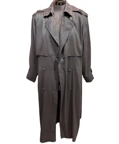 Foto de um(a) Trench Coat Vintage Besouro, da categoria de Casacos. Trench coat vintage, lindíssimo tom levemente metálico em tons esverdeado/azul/lilás, que carinhosamente chamamos de cor... Vendido no marketplace Trésors.