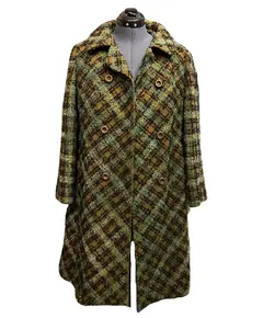 Foto de um(a) Casaco Vintage Tweed Xadrez, da categoria de Casacos. Raríssimo casaco tweed, xadrez em tom predominante verde, fechamento transpassado, 6 botões frontais, forro caramelo. Veste... Vendido no marketplace Trésors.
