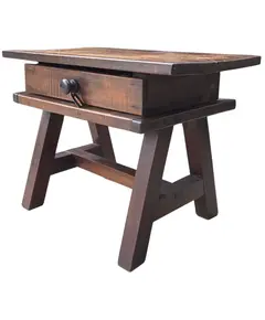 Foto de um(a) Mesa de Cabeceira em Madeira Maciça Antiga com Gaveta e Puxador de Madeira, da categoria de Cabeceiras. Excelente mesa de cabeceira confeccionada integralmente em madeira maciça de alta densidade e com estrutura robusta. Vendido no marketplace Trésors.