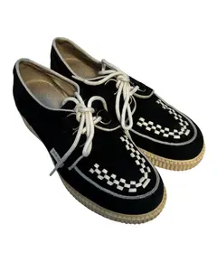 Foto de um(a) Creeper Diesel Camurça, da categoria de Sapatos. Creeper em camurça, da marca Diesel, detalhes em off, fechamento por cadarço Bom estado de conservação apenas com sinais de... Vendido no marketplace Trésors.