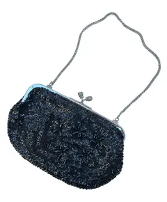 Foto de um(a) Bolsa Vintage Paetê Preto, da categoria de Bolsas. pequena bolsa vintage, bordada em paetê e pedrarias na cor preta, fecho “vovó”, possui forro e alça corrente compatível à... Vendido no marketplace Trésors.