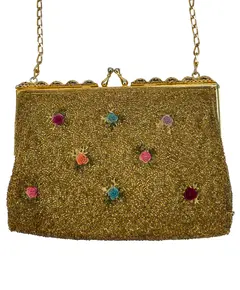 Foto de um(a) Bolsa Vintage Bordada Dourada Mini Rosas, da categoria de Botas. lindíssima bolsa vintage, inteiramente bordada em pedrarias douradas e detalhes de mini rosas bordadas em fio, fecho vovó... Vendido no marketplace Trésors.