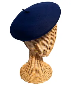 Foto de um(a) Boina Vintage Prada Nacional, da categoria de Chapéus. boina vintage em feltro lã, da chapelaria Prada, indústria nacional (homônima e distinta da grife italiana) Cor marinho... Vendido no marketplace Trésors.