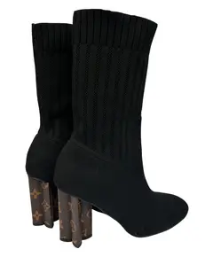 Foto de um(a) Bota Knit Louis Vuitton, da categoria de Botas. Bota Knit Louis Vuitton, saltos estrela com monogramas, italiana, em bom estado de conservação, porém foi retirada as tiras... Vendido no marketplace Trésors.