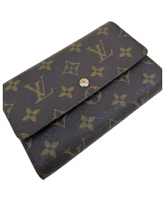 Foto de um(a) Carteira Atribuída Louis Vuitton, da categoria de Bolsas. carteira Louis Vuitton, canva com clássico monograma da marca. A carteira tem todos os requisitos de originalidade, porém em... Vendido no marketplace Trésors.