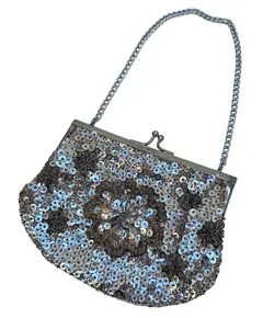 Foto de um(a) Bolsa Vintage Paetê Prata, da categoria de Bolsas. pequena bolsa vintage, bordada em pedrarias e lantejoulas prateadas, possui fecho “vovó”, alça corrente, correspondente à... Vendido no marketplace Trésors.