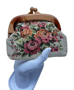Foto de um(a) Bolsinha Porta Documentos Gobelin, da categoria de Bolsas. pequena bolsinha vintage gobelin, tamanho correspondente à documento, fecho vovó em material sintético, forro em material... Vendido no marketplace Trésors.