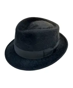 Foto de um(a) Chapéu Fedora A Época Curitiba, da categoria de Chapéus. Chapéu fedora da antiga “A Época Curitiba”, em feltro de pelo ou lã texturizada, que confere esse visual e toque pelúcia... Vendido no marketplace Trésors.