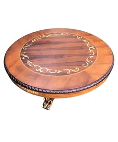 Foto de um(a) Mesa Clássica em Marchetaria e detalhes em Folha de Ouro, da categoria de Mesas de Jantar. Mesa clássica redonda com estrutura em madeira maciça de jequitibá tingida de imbuia. A parte da marchetaria é feita com... Vendido no marketplace Trésors.