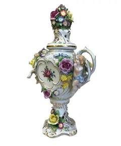 Foto de um(a) Ânfora em Porcelana Von Schierholz déc 50, da categoria de Vasos. Ânfora em porcelana Von Schierholz déc 50 R$2.290 27cm A15cm L9cm P. Vendido no marketplace Trésors.