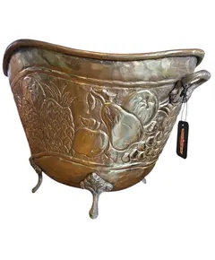 Foto de um(a) Floreira ornamentada em Latão, da categoria de Cachepot. Vendido no marketplace Trésors.