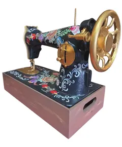 Foto de um(a) Maquina de Costura Decorativa Pintada a Mão, da categoria de Outros colecionáveis. Maquina decorativa pintada a mão. Vendido no marketplace Trésors.