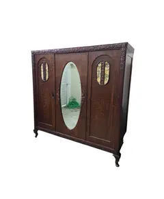Foto de um(a) Guarda Roupa 3 Portas, Imbuia Maciça entalhado a mão, da categoria de Armários e Guarda Roupas. Guarda roupa 3 portas em imbuia maciça entalhado a mão, com espelho bisotê!. Vendido no marketplace Trésors.