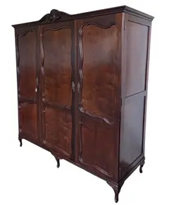 Foto de um(a) Guarda Roupa 3 Portas Chippandale em Imbuia, da categoria de Armários e Guarda Roupas. Vendido no marketplace Trésors.