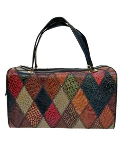 Foto de um(a) Bolsa Box 80’ Mosaico Croco, da categoria de Bolsas. Clássica bolsa box vintage da década de 80 em Patchwork de couro com textura croco multicolorida.Conservação 7,5/10... Vendido no marketplace Trésors.