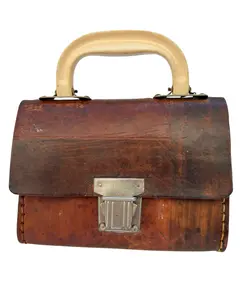 Foto de um(a) Mini Bag Couro Rusty, da categoria de Bolsas. Pequena bolsa de mão em couro vintage. Provavelmente com antiga finalidade de pequena ferramenta, atualmente pode ser usada... Vendido no marketplace Trésors.