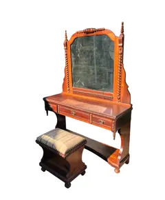 Foto de um(a) Magnífica Penteadeira em Imbuia maciça com 3 gavetas, puxadores em bronze e espelhos bisotê, acompanha banqueta original, da categoria de Penteadeiras. Penteadeira antiga em madeira de lei maciça, espelho em cristal original (com leves marcas do tempo) com fortes... Vendido no marketplace Trésors.
