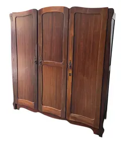 Foto de um(a) Guarda Roupas 3 Portas com Chave, da categoria de Armários e Guarda Roupas. Vendido no marketplace Trésors.