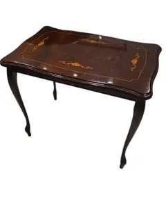 Foto de um(a) Mesa Auxiliar Clássica com Marchetaria Floral e Pés Cabriolé, da categoria de Conjunto de mesas e cadeiras. Sofisticada mesa de apoio/auxiliar em estilo clássico, perfeita para enriquecer a decoração da sala de estar, hall de... Vendido no marketplace Trésors.