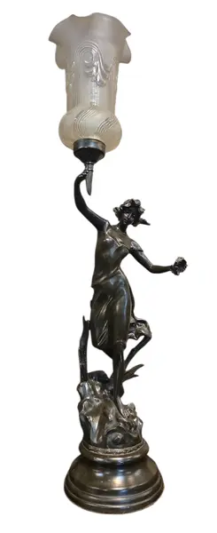 Foto de um(a) Luminária Francesa "La Jeunesse" – Escultura Art Nouveau Assinada por Geo Maxim, da categoria de Escultura. Belíssima luminária escultórica de mesa, típica do período Belle Époque francesa. A peça retrata uma figura feminina... Mostrado de uma perspectiva diferente. Vendido no marketplace Trésors.