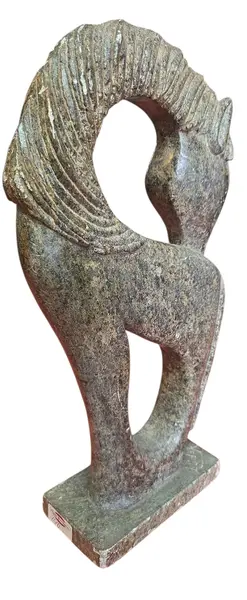 Foto de um(a) Coração da Terra: Cavalo Esculpido em Pedra-Sabão Natural, da categoria de Escultura. Esta peça é uma celebração do artesanato autêntico. Esculpida em pedra-sabão, a escultura destaca-se pela sua textura... Mostrado de uma perspectiva diferente. Vendido no marketplace Trésors.