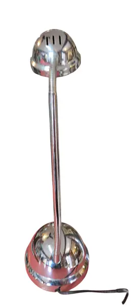 Foto de um(a) Luminária de Mesa Vintage Articulada Cromada, da categoria de Abajures. Esta luminária de mesa apresenta um acabamento cromado de alto brilho, ideal para quem busca um toque Industrial para o... Mostrado de uma perspectiva diferente. Vendido no marketplace Trésors.