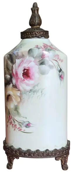 Foto de um(a) Trio de Potes em Porcelana Pintada à Mão com Base e Tampa em Bronze - Estilo Floral Clássico, da categoria de Garrafas, potes e jarros. Apresentamos este magnífico trio de potiches (vasos com tampa) em porcelana de alta qualidade, apresentando um formato... Mostrado de uma perspectiva diferente. Vendido no marketplace Trésors.