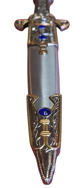 Foto de um(a) Adaga Decorativa de Fantasia com Bainha – Detalhes em Relevo e Cristais Sintéticos Azuis, da categoria de Facas. Adaga decorativa com design inspirado na fantasia épica, apresentando um acabamento refinado em tons de prata e ouro... Mostrado de uma perspectiva diferente. Vendido no marketplace Trésors.