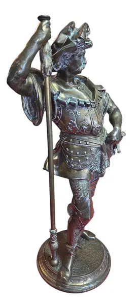 Foto de um(a) Guerreiro Escultura Francesa do Século XIX - Petit Bronze, da categoria de Escultura. originária da França do século XIX. A peça representa a figura imponente de um guerreiro, rica em detalhes e com excelente... Mostrado de uma perspectiva diferente. Vendido no marketplace Trésors.