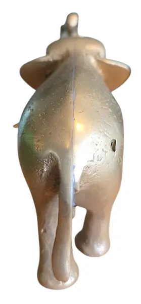 Foto de um(a) Elefante da Fortuna: Escultura em Bronze com Tromba Elevada, da categoria de Escultura. Esta imponente escultura em bronze representa o elefante em sua forma mais auspiciosa: com a tromba erguida, simbolizando a... Mostrado de uma perspectiva diferente. Vendido no marketplace Trésors.