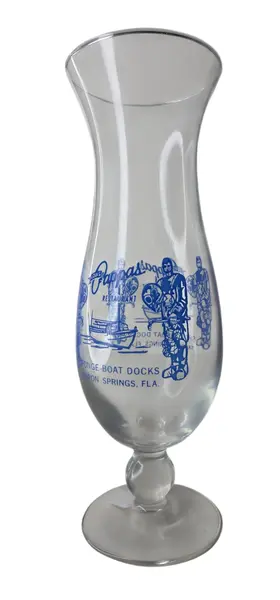 Foto de um(a) Antigo Copo Hurricane Souvenir Louis Pappas Restaurant Flórida, da categoria de Outros colecionáveis. Como é um item de glassware temático americano (misturando a cultura náutica, mergulho de escafandro e turismo da Flórida),... Mostrado de uma perspectiva diferente. Vendido no marketplace Trésors.