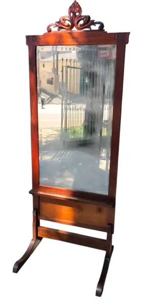 Foto de um(a) Maravilhoso Espelho Art Noveau Centenário, da categoria de Espelhos. Mostrado de uma perspectiva diferente. Vendido no marketplace Trésors.