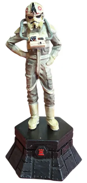 Foto de um(a) ​Peça De Xadrez Star Wars AT-AT Pilot - Pintada À Mão, da categoria de Figuras de ação. Item de Colecionador: Piloto de AT-AT – Elite do Império Galáctico Esta peça faz parte da prestigiada coleção oficial de... Mostrado de uma perspectiva diferente. Vendido no marketplace Trésors.