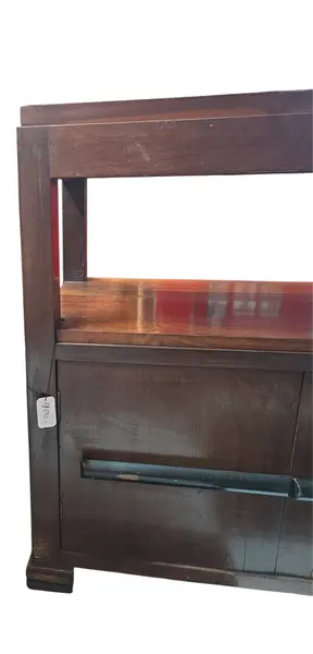 Foto de um(a) Mesa de Cabeceira em Imbuia, da categoria de Cabeceiras. Apresentamos uma peça autêntica do mobiliário brasileiro de meados do século XX. Esta mesa de cabeceira, confeccionada em... Mostrado de uma perspectiva diferente. Vendido no marketplace Trésors.