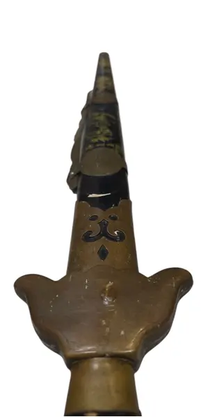 Foto de um(a) Espada Oriental Decorativa, da categoria de Armas e armaduras. Exclusiva espada ornamental com detalhes gravados e ornamentos tradicionais. Esta peça é o item de destaque que faltava no... Mostrado de uma perspectiva diferente. Vendido no marketplace Trésors.