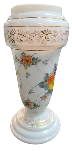 Foto de um(a) Vaso em Vidro Opaline Leitoso – Decoração Floral Pintada à Mão e Filetes Dourados, da categoria de Vasos. Apresentamos um delicado vaso decorativo em vidro leitoso branco, que combina a elegância da opalinagem com a vivacidade da... Mostrado de uma perspectiva diferente. Vendido no marketplace Trésors.