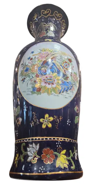 Foto de um(a) Trio de Vasos em Porcelana Azul Cobalto – Detalhes em Ouro e Cenas Orientais, da categoria de Vasos. Imponente conjunto decorativo (Garniture) composto por três vasos em porcelana de alta qualidade, apresentando um acabamento... Mostrado de uma perspectiva diferente. Vendido no marketplace Trésors.