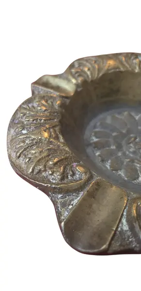 Foto de um(a) Cinzeiro em Bronze – Design Floral, da categoria de Cinzeiros. Elegância e durabilidade se unem neste cinzeiro circular em bronze trabalhado. O fundo exibe uma belíssima flor central em... Mostrado de uma perspectiva diferente. Vendido no marketplace Trésors.