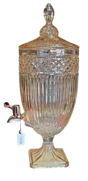 Foto de um(a) Suqueira Dispensador de Bebidas em Vidro Âmbar Canelado com Torneira e Tampa, da categoria de Garrafas, potes e jarros. Adicione um toque de elegância clássica e sofisticação aos seus eventos ou à decoração da sua casa com esta magnífica peça... Mostrado de uma perspectiva diferente. Vendido no marketplace Trésors.