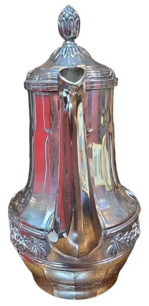 Foto de um(a) Antiga Cafeteira em Prata 90, da categoria de Bules. Requintada cafeteira de mesa, fabricada em metal de alta qualidade com banho de prata 90 espessada. Uma peça que une... Mostrado de uma perspectiva diferente. Vendido no marketplace Trésors.