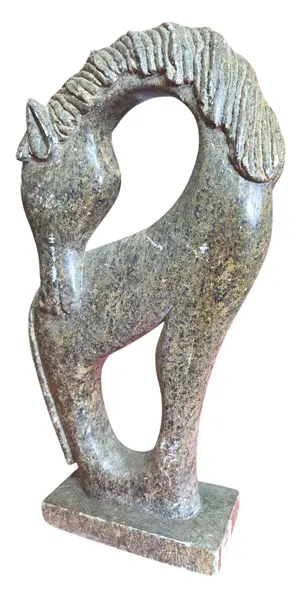 Foto de um(a) Coração da Terra: Cavalo Esculpido em Pedra-Sabão Natural, da categoria de Escultura. Esta peça é uma celebração do artesanato autêntico. Esculpida em pedra-sabão, a escultura destaca-se pela sua textura... Mostrado de uma perspectiva diferente. Vendido no marketplace Trésors.
