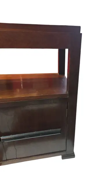 Foto de um(a) Mesa de Cabeceira em Imbuia, da categoria de Cabeceiras. Apresentamos uma peça autêntica do mobiliário brasileiro de meados do século XX. Esta mesa de cabeceira, confeccionada em... Mostrado de uma perspectiva diferente. Vendido no marketplace Trésors.