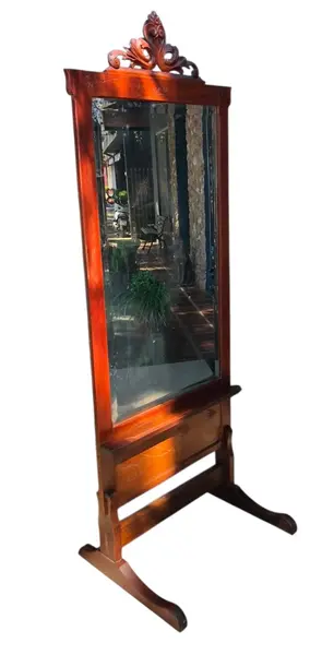 Foto de um(a) Maravilhoso Espelho Art Noveau Centenário, da categoria de Espelhos. Mostrado de uma perspectiva diferente. Vendido no marketplace Trésors.