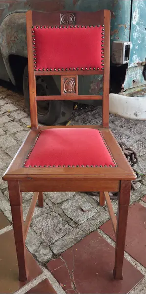 Foto de um(a) Cadeira Centenária, da categoria de Outras cadeiras . Adicione personalidade e história ao seu ambiente com esta belíssima cadeira centenária, uma das madeiras mais nobres e... Mostrado de uma perspectiva diferente. Vendido no marketplace Trésors.