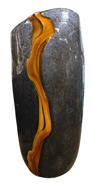 Foto de um(a) Vaso Murano Preto Rajado, da categoria de Vasos. Cada curva deste vaso conta uma história de fogo e sopro. Vendido no marketplace Trésors.